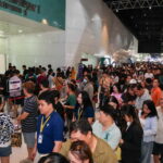 69_03_29 คนหนาแน่นหน้าหน้าฮอล์ล by Golf-11